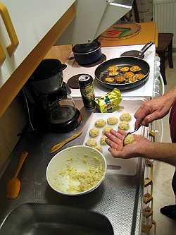 Forma fiskubullar med hand och sked